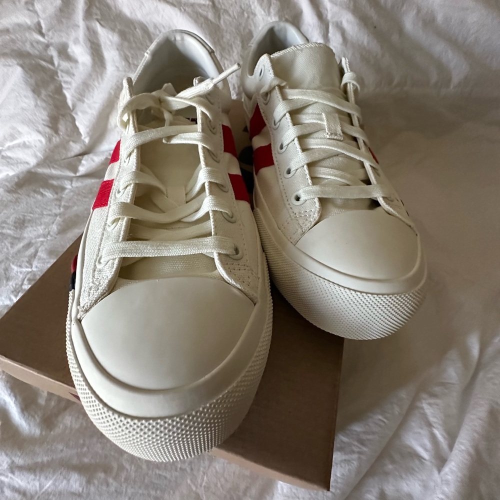 Stylish White and Red Men's Sneakers 10.5M